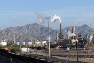 Marathon Petroleum's El Paso refinery contributes to local air pollution and greenhouse gas emissions. Credit: Martha Pskowski/Inside Climate News
