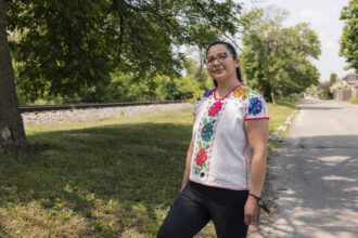 Esmeralda Hernández, de 46 años, posa cerca de su casa en La Villita. Se opone a un plan para ampliar la autopista Stevenson cerca de su casa.Anthony Vazquez/Sun-Times